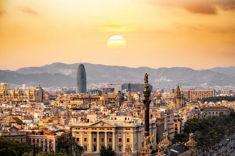 Profesional extranjero revisando la Ley de Emprendedores en España para solicitar una autorización de residencia por movilidad internacional.