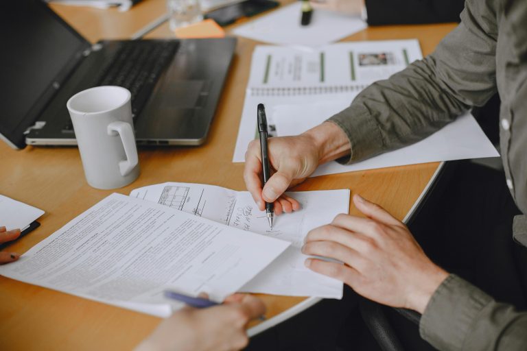 Profesional altamente cualificado en España revisando documentación legal para una autorización de residencia
