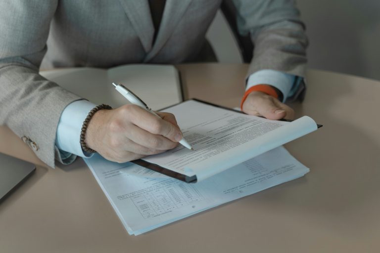 Infografía en español con los requisitos del visado de nómada digital en España en 2026: ingresos mínimos basados en el SMI, desglose por familiares, checklist de documentos para la UGE-CE y pasos posteriores a la aprobación.
