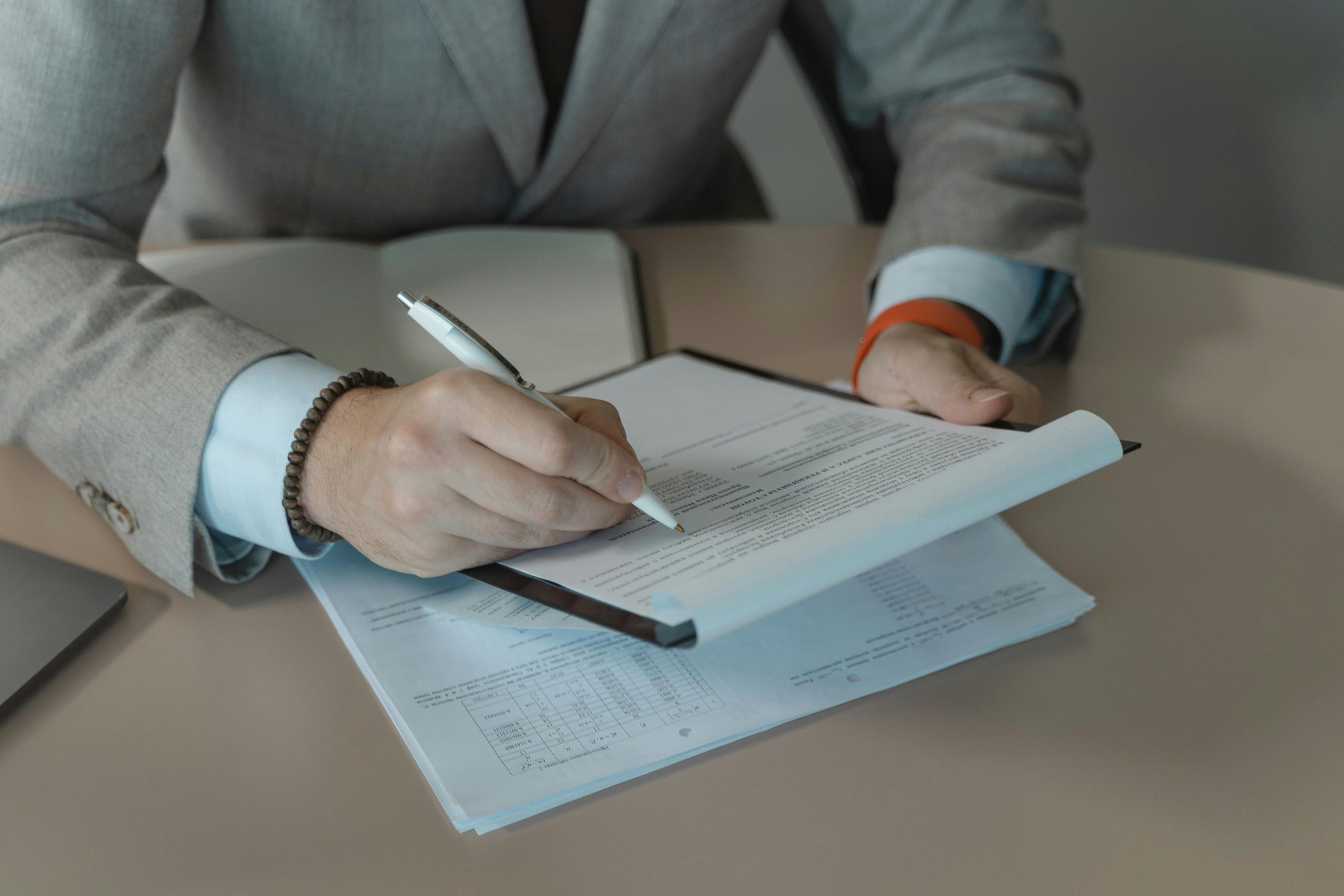 Infografía en español con los requisitos del visado de nómada digital en España en 2026: ingresos mínimos basados en el SMI, desglose por familiares, checklist de documentos para la UGE-CE y pasos posteriores a la aprobación.