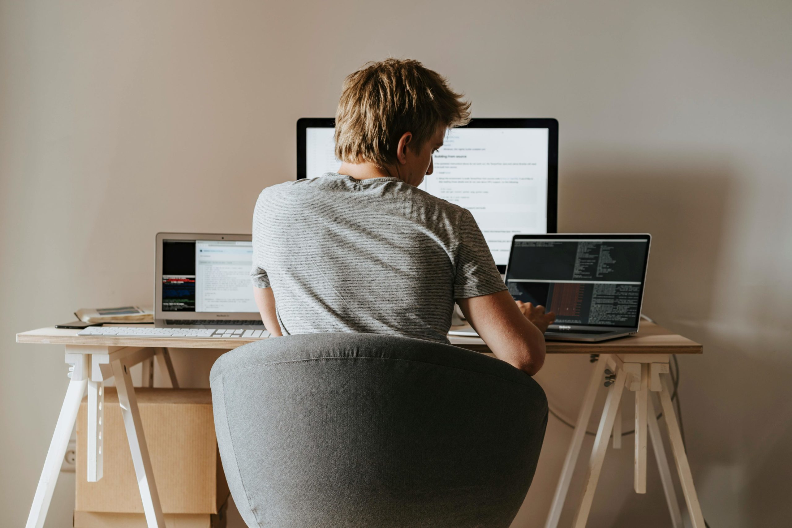 Profesional extranjero trabajando en remoto desde España mientras prepara el visado de teletrabajo internacional.